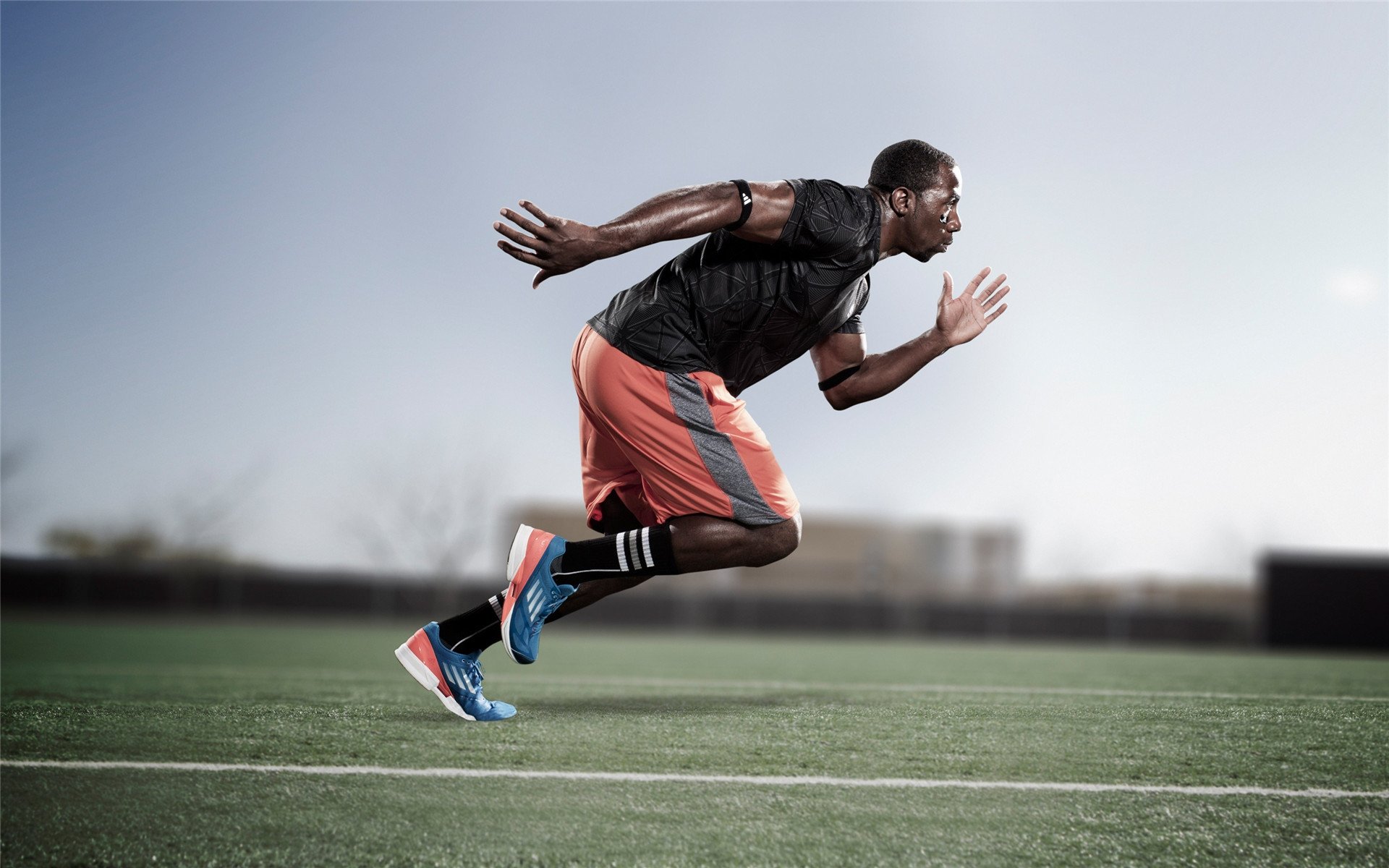 塞恩斯一骑绝尘，法拉利战术完胜红牛二队